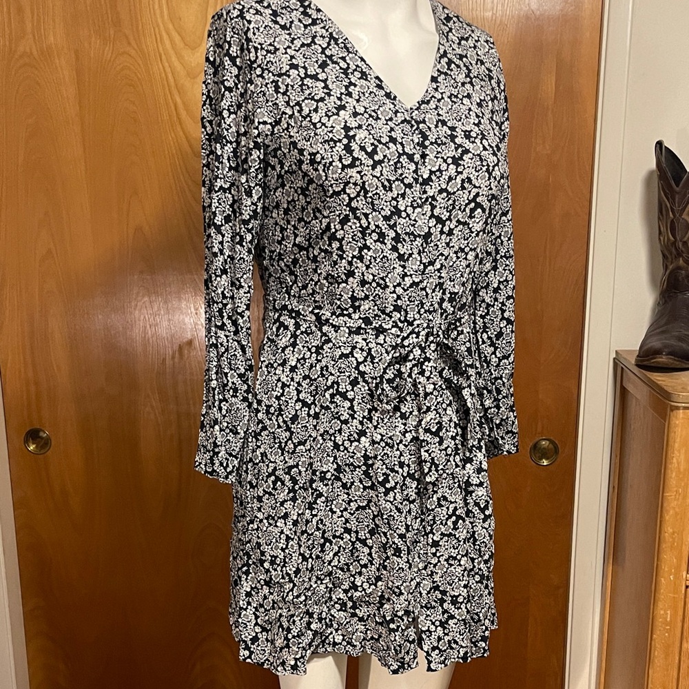 Chic Black and White Floral Long Sleeve Dress